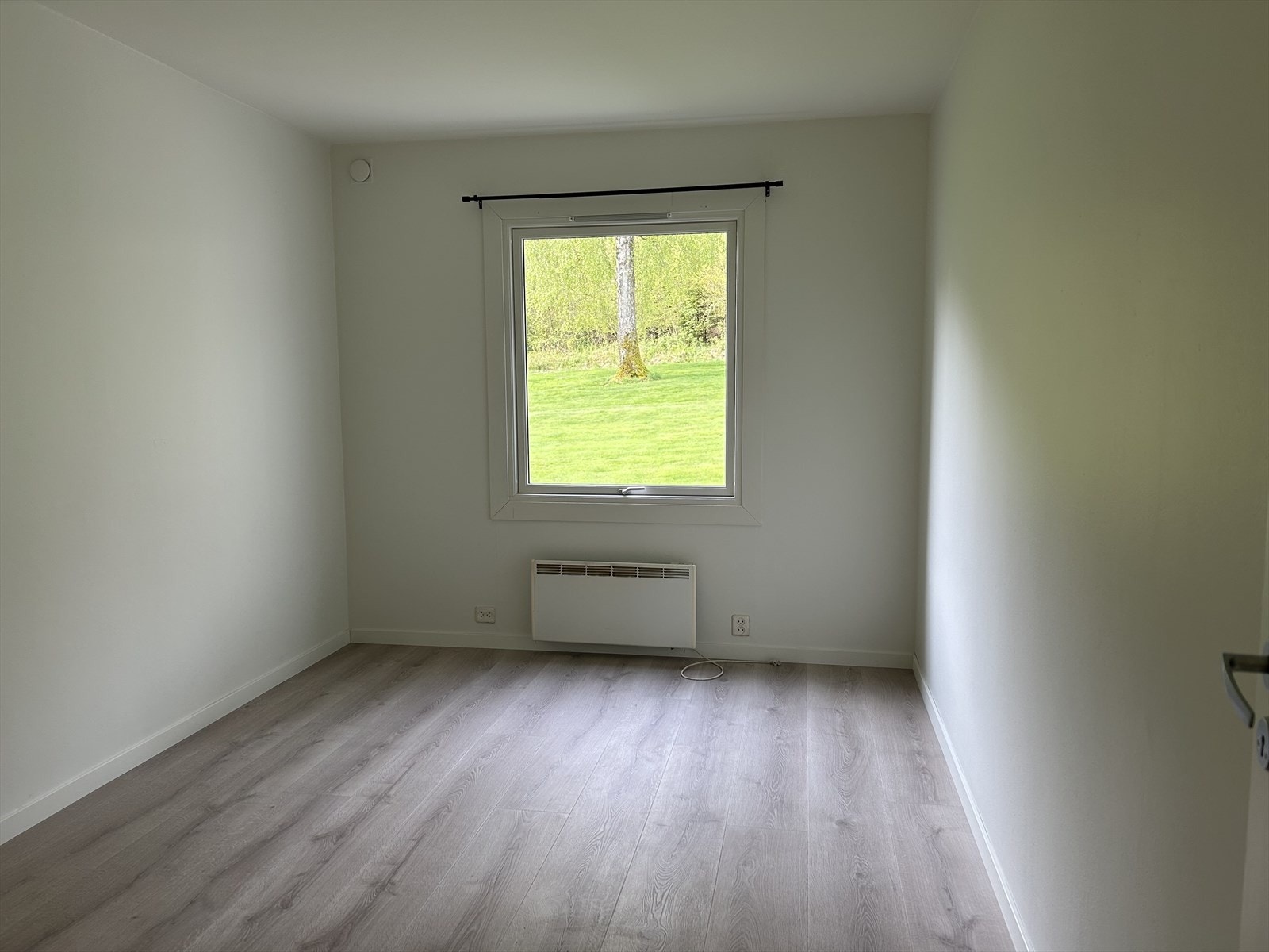 Soverommet har laminatgulv og malte overflater. Galleribilde