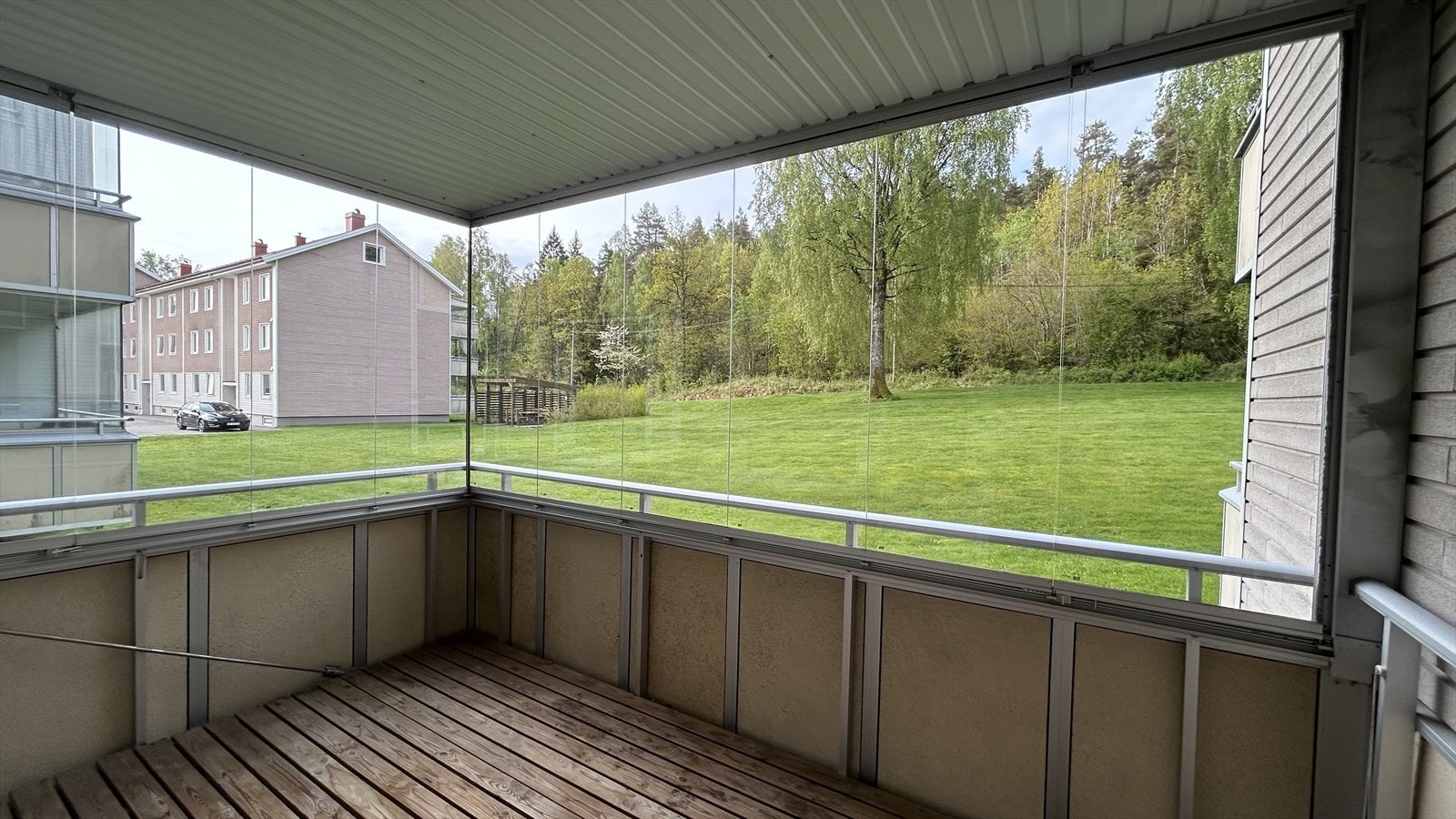 Fra balkongen er det et fredelig utsyn mot grønne fellesarealer og skogen, hvor man kan se rådyr. Galleribilde