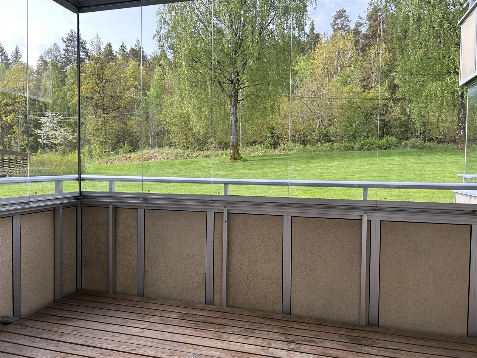 Balkongen på 8 m2, er innglasset, har tregulv og en praktisk stikkontakt på veggen. Galleribilde