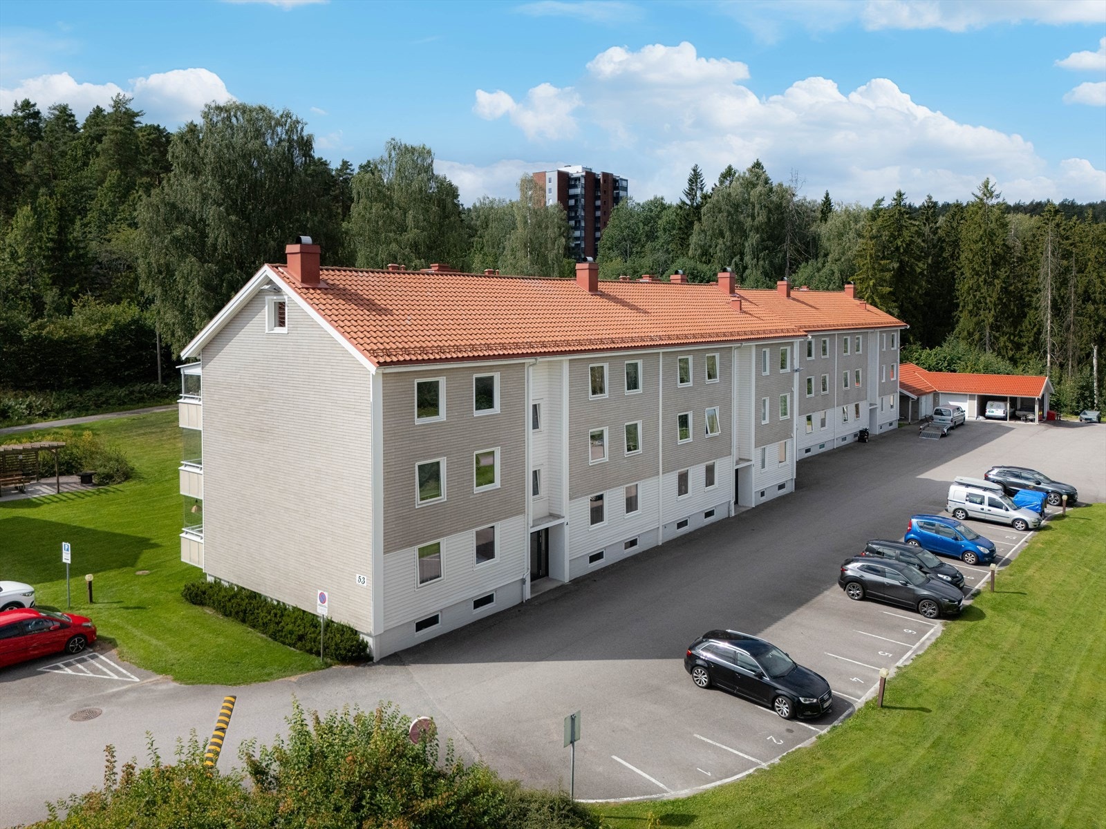 Eiendommen ligger i et rolig område uten gjennomkjøring, med gode bussforbindelser til Skien og Porsgrunn. Galleribilde