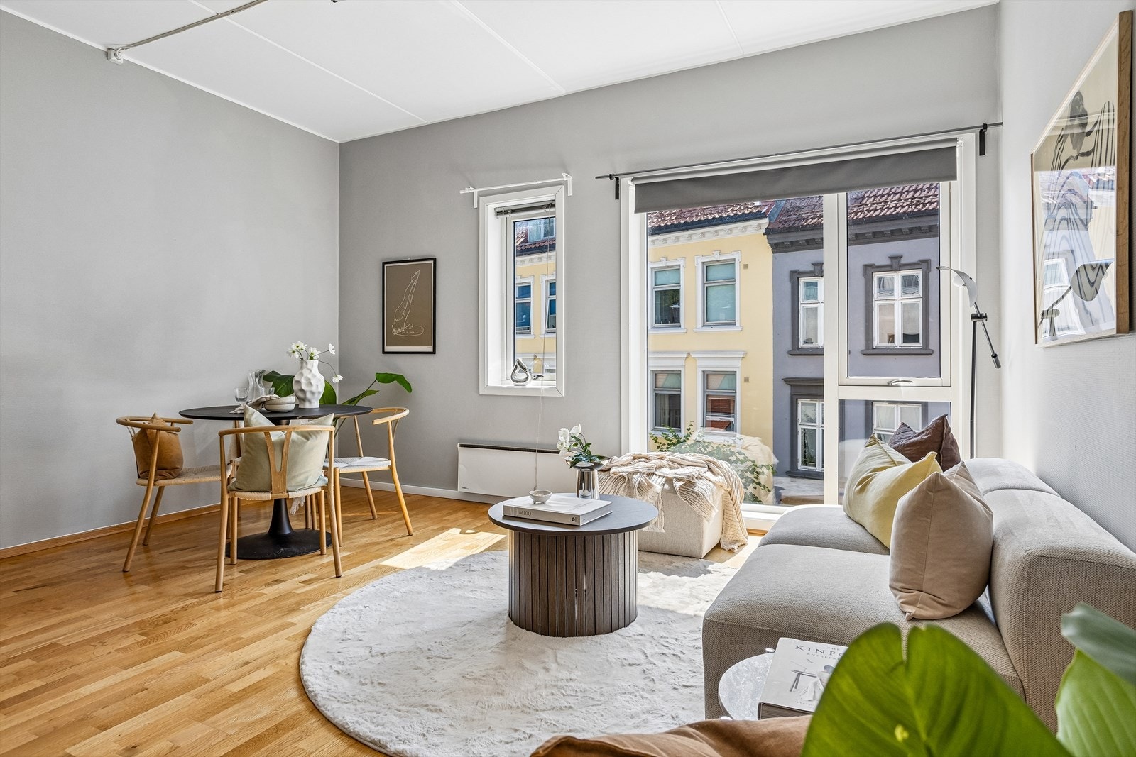 Den åpne løsningen gir god romfølelse og har plass til både sofagruppe og spisebord. Galleribilde