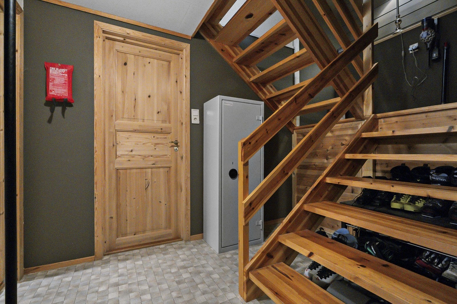 Trapperom i kjellaren med tilgang til bad/vaskerom, boder og eit innreidd rom. Galleribilde