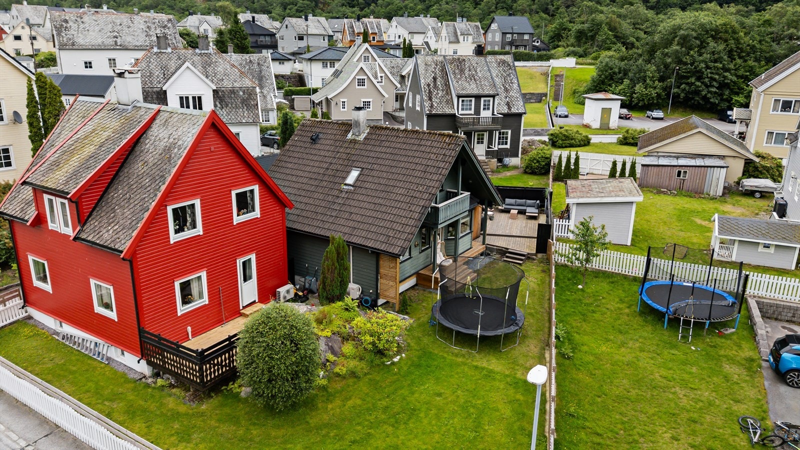 Bustaden ligg sentralt plassert på Sæbø i Høyanger Galleribilde