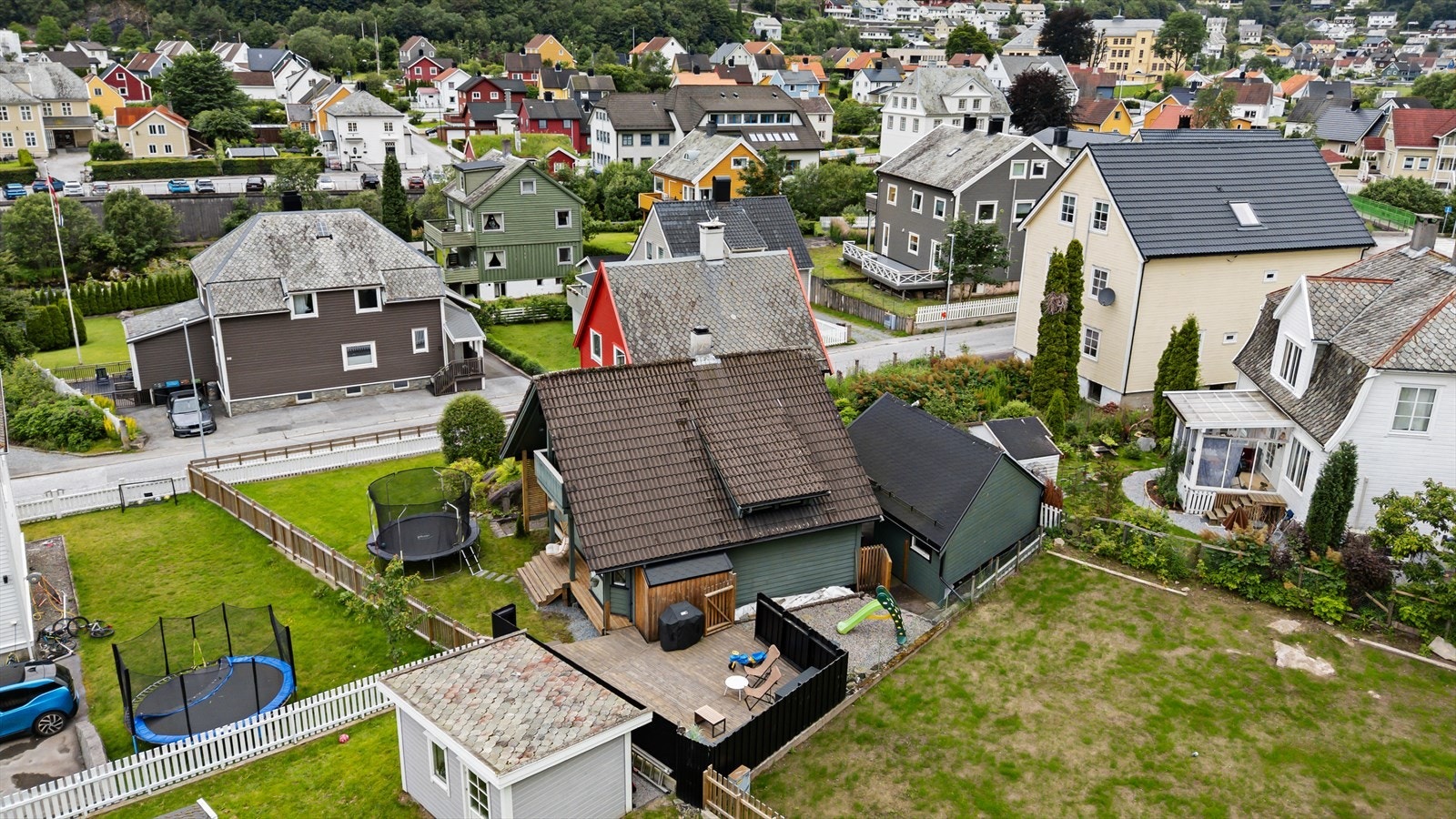 Frå eigedomen er det kort veg til skular, barnehagar og daglegvarebutikkar. Galleribilde
