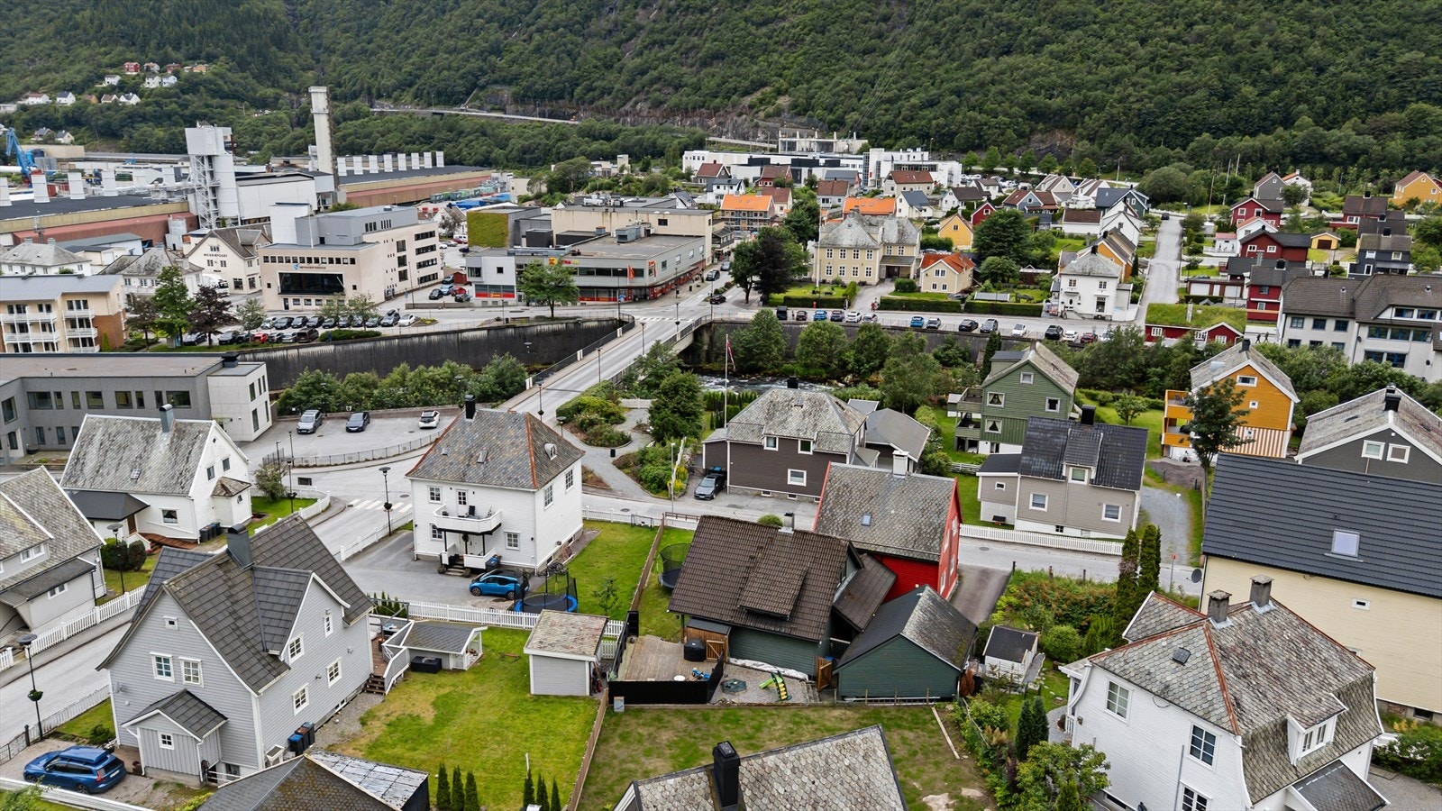 Høyanger sentrum med offentleg transport er berre 200 meter frå bustaden. Galleribilde
