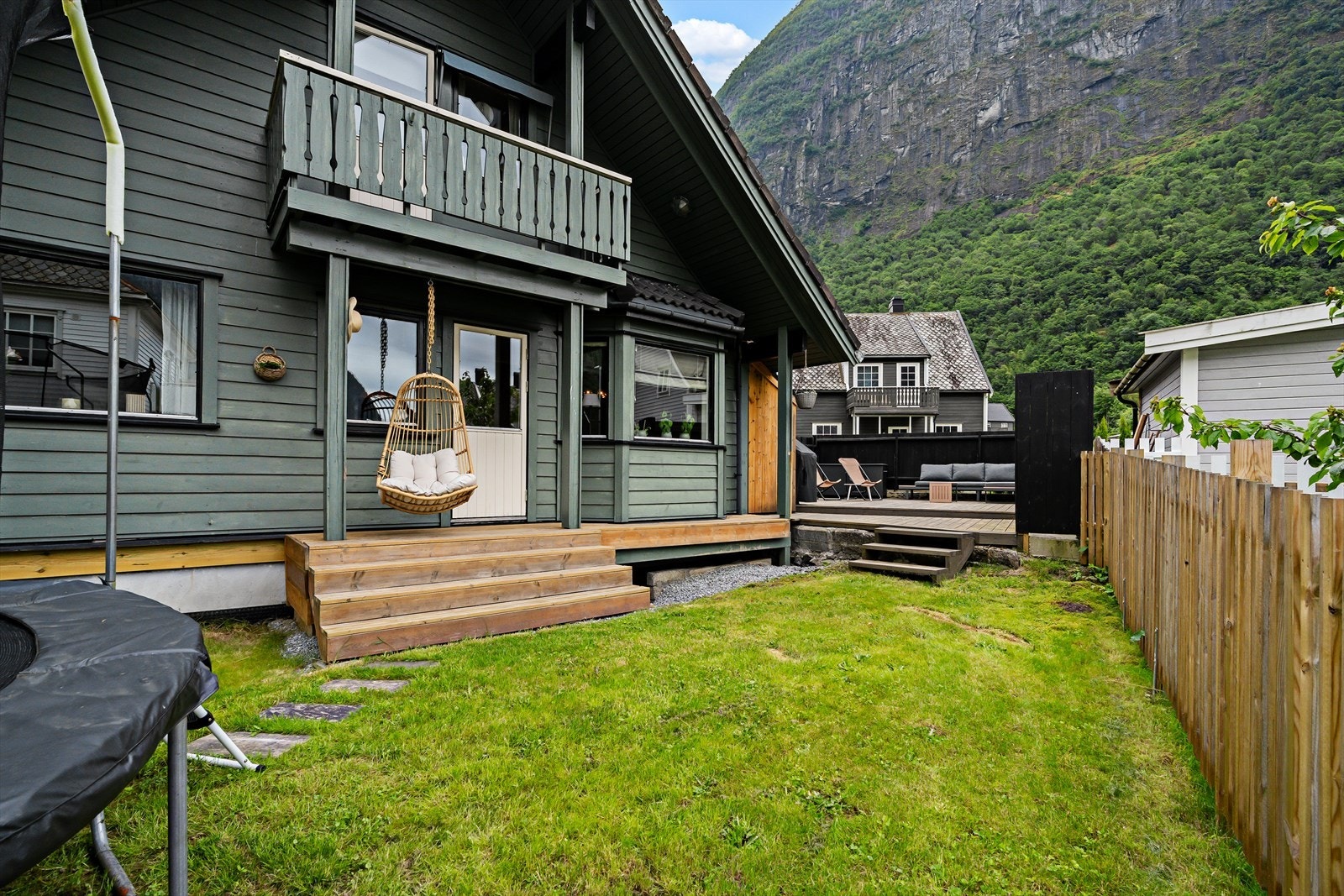 Frå terrassen er det enkel tilgang til hagen. Galleribilde