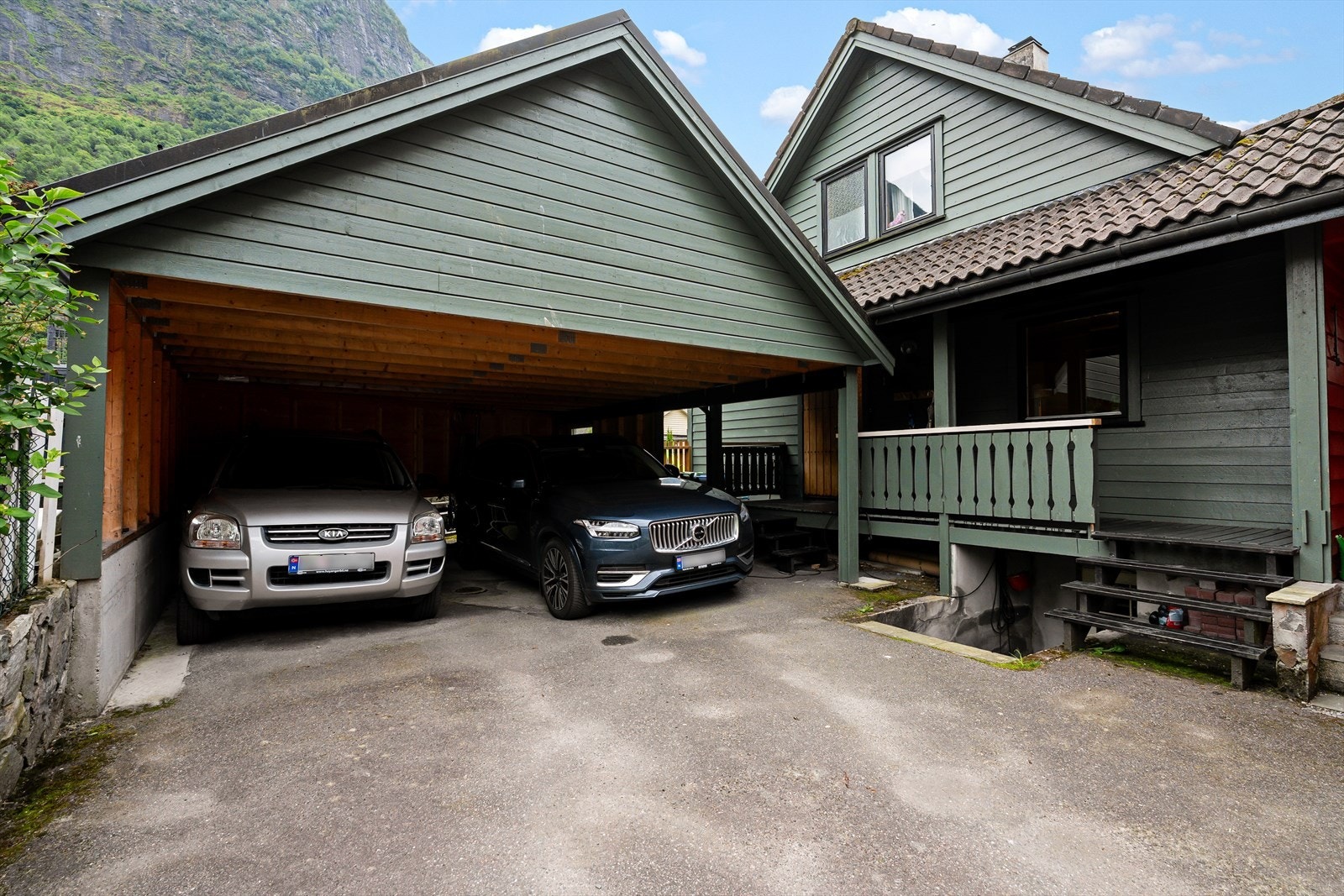 Felles tun og carport med nabo-huset - bustaden disponerer plassen til høgre Galleribilde