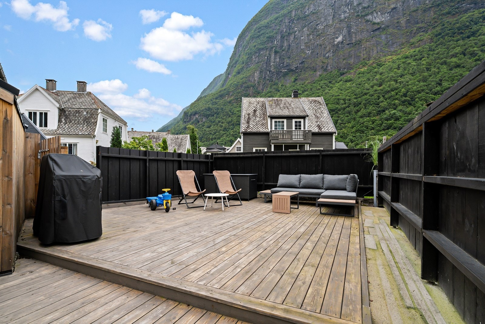 På baksida av bustaden er det bygd ein romsleg treterrasse med plass til grill, sittergruppe mm. Galleribilde