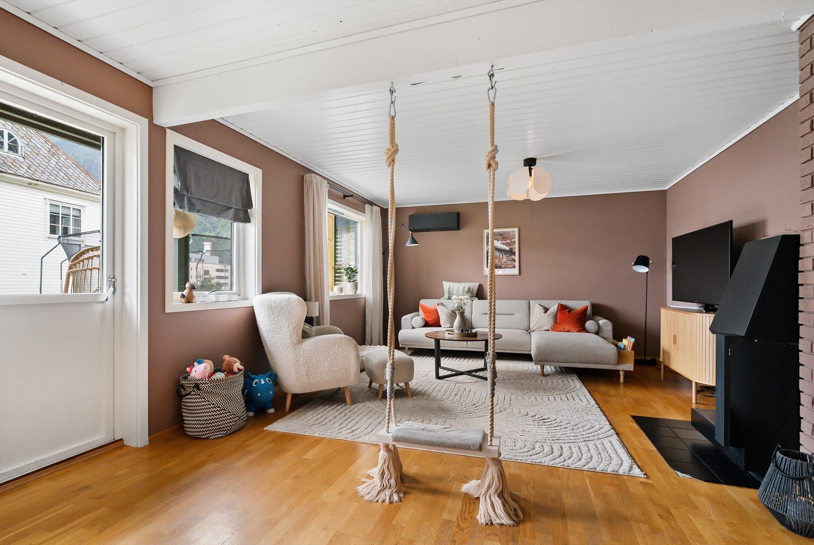 Frå stova er det adkomst ut til terrasse og hage Galleribilde