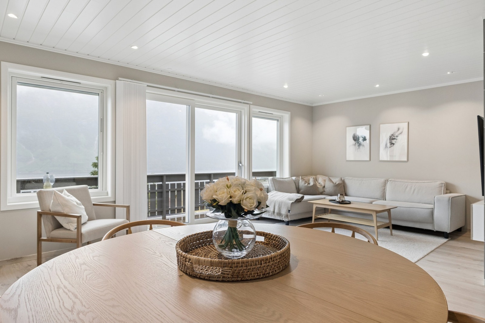 En gjennomgående oppgradert enebolig med åpen stue- og kjøkkenløsning. Galleribilde