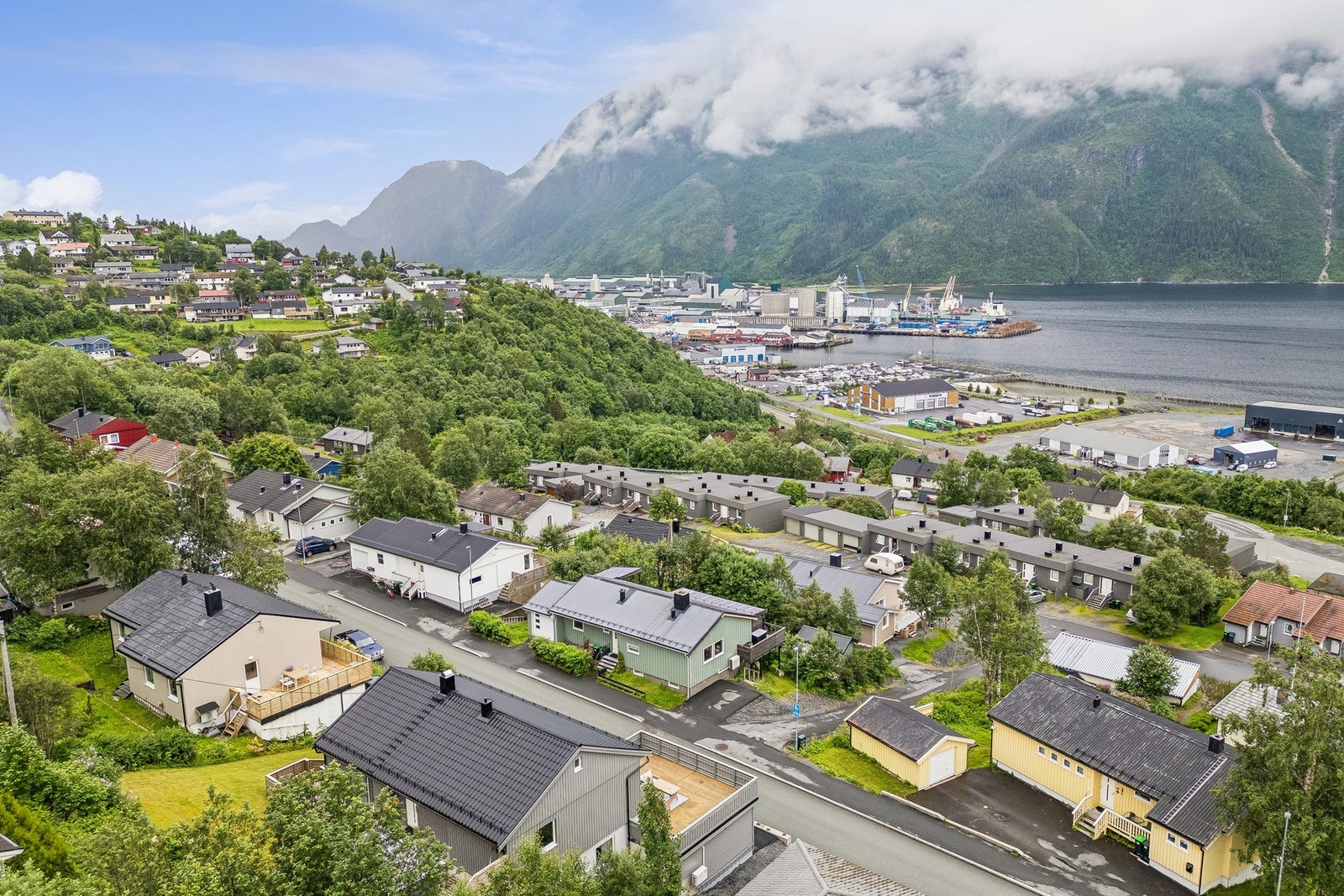 Fra eiendommen er det kort vei til Mosjøen sentrum med alle servicetilbud. Galleribilde
