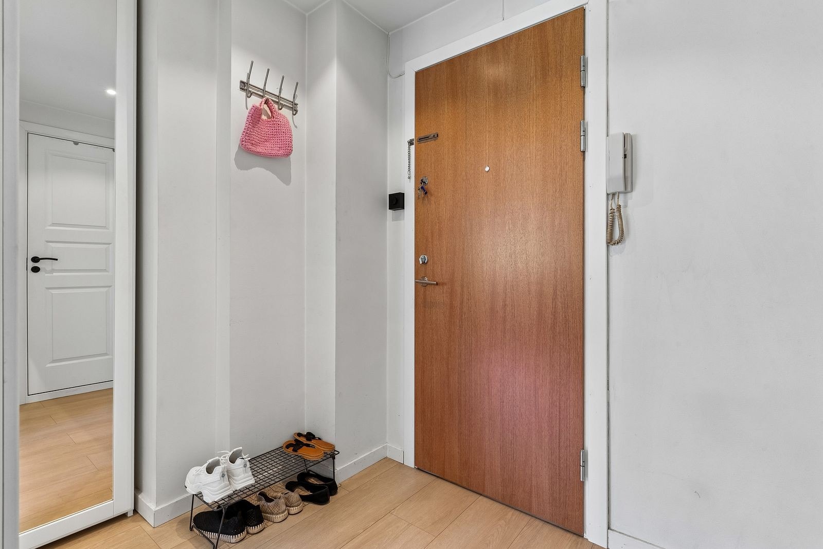Velkommen inn – lys og funksjonell entré. Galleribilde