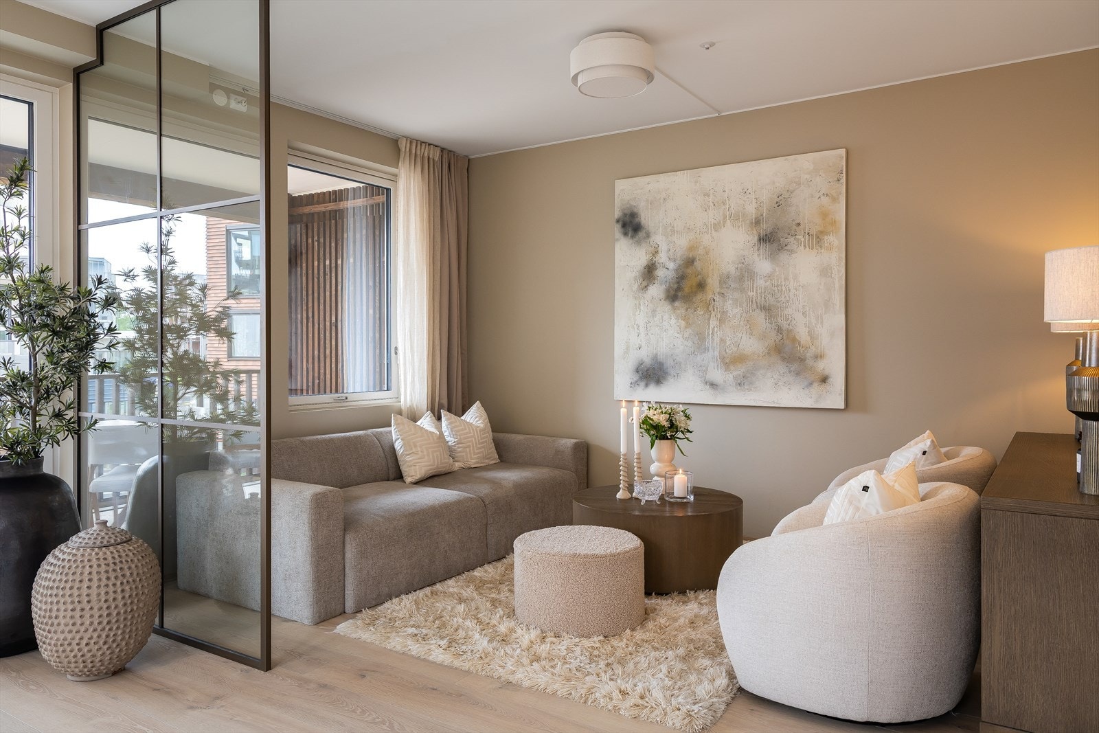 Leiligheten har en gjennomgående god standard med delikate fargevalg på vegger og 1-stavs parkett på gulv. Glassveggen er spesialbygd fra Nidaros glass. Galleribilde