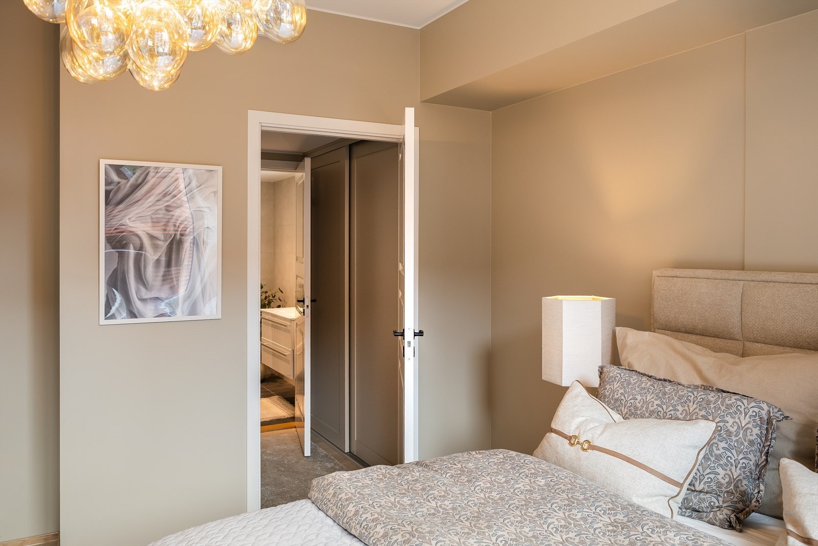 Hovedsoverommet har adkomst til walk-in closet og eget bad. En meget ettertraktet løsning. Galleribilde