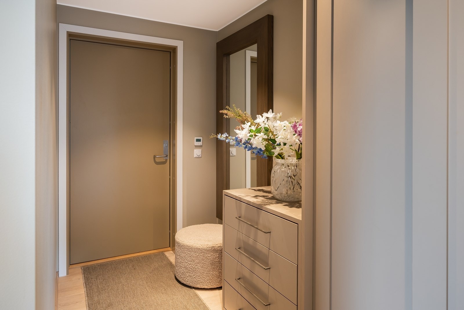 Du ønskes velkommen inn i en lys og romslig entré. God plass til yttertøy og sko. Galleribilde