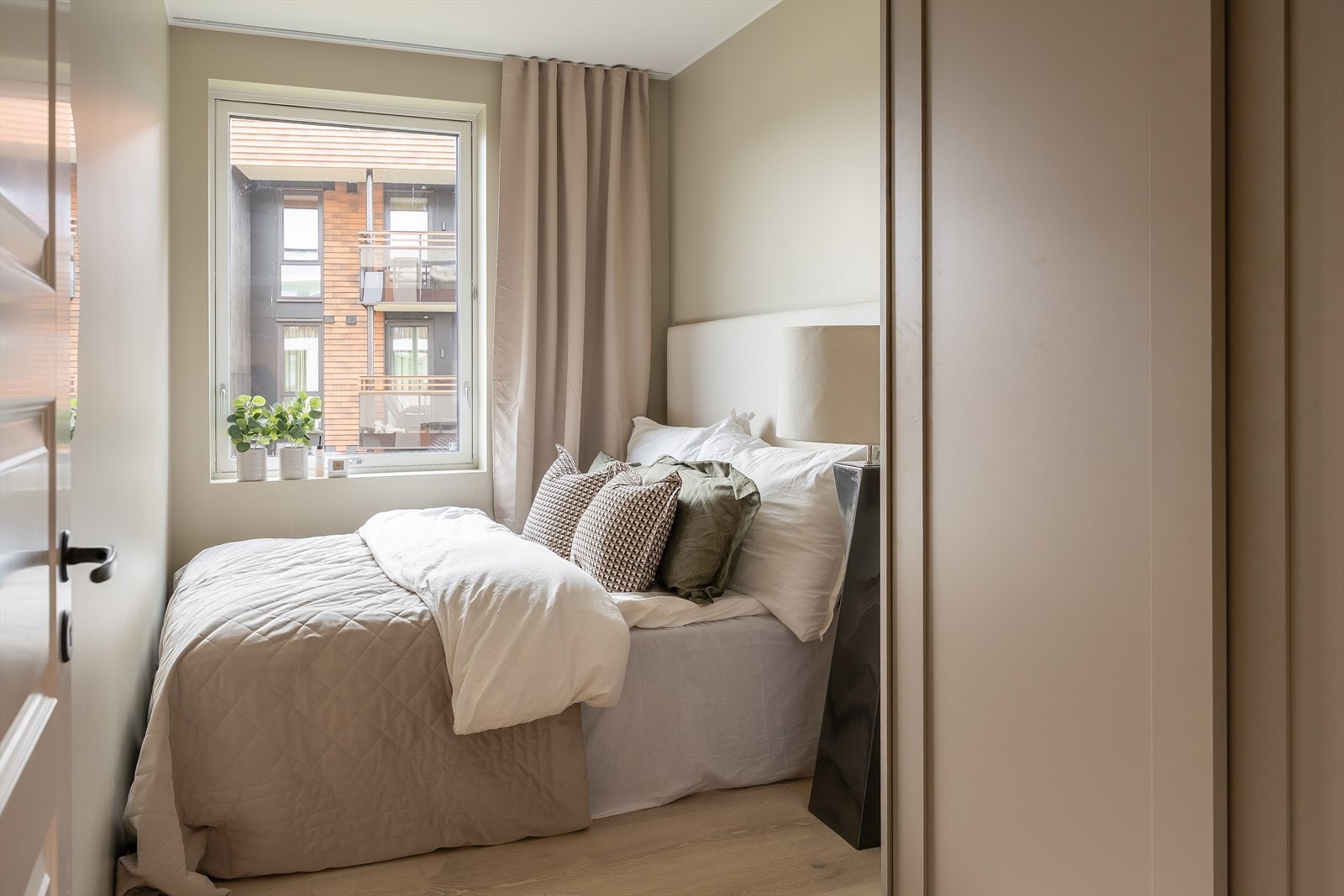 Soverom 2 er på 8,7kvm. Også her er det spesialtilpasset garderobe fra JKE. Galleribilde
