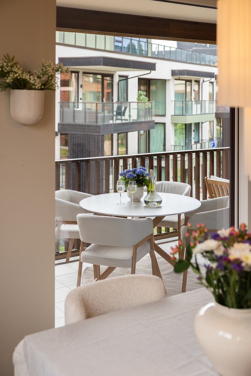 Utsnitt fra spisestuen og ut mot balkongen. Galleribilde