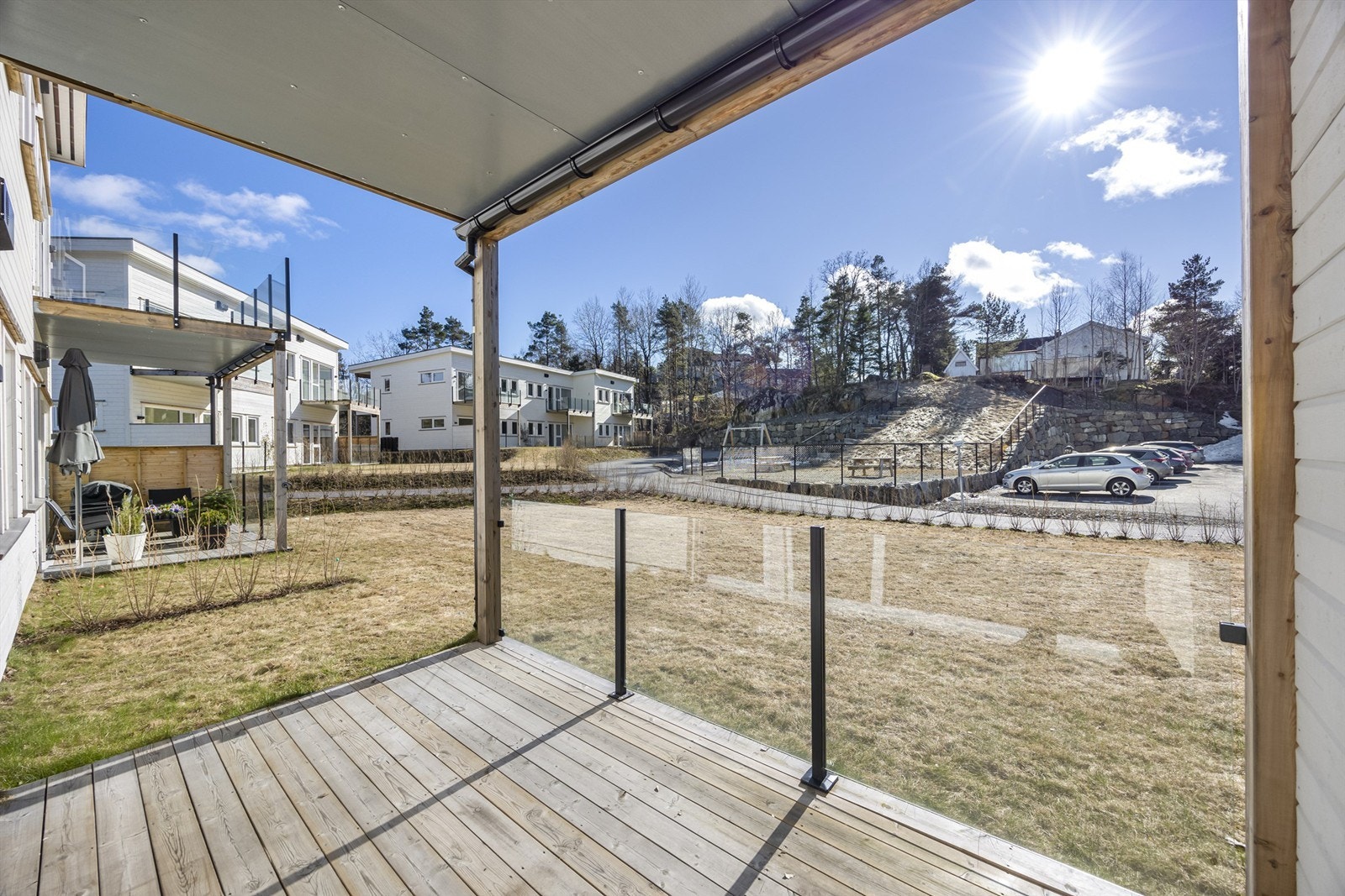 Fra stuen er det utgang til en terrasse på 8 m² med glassrekkverk.
Foto: Hallvard Rimereit Galleribilde