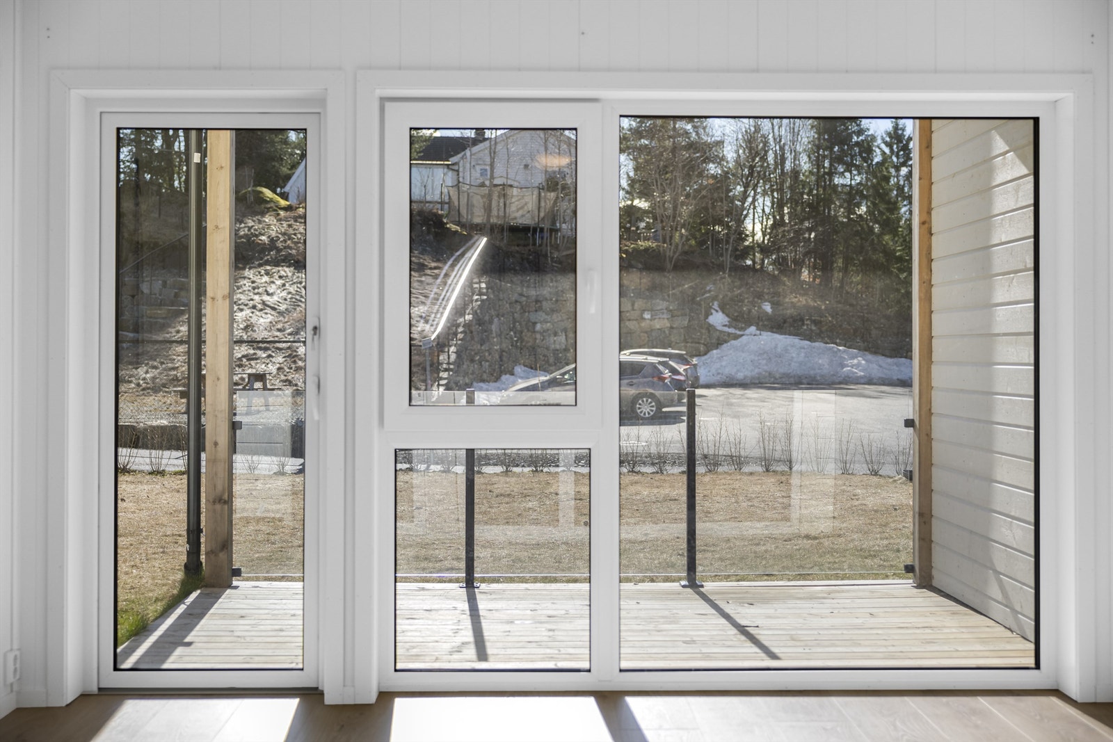 Store vindusflater og dør i PVC med 3-lags glass slipper inn rikelig med lys. Galleribilde