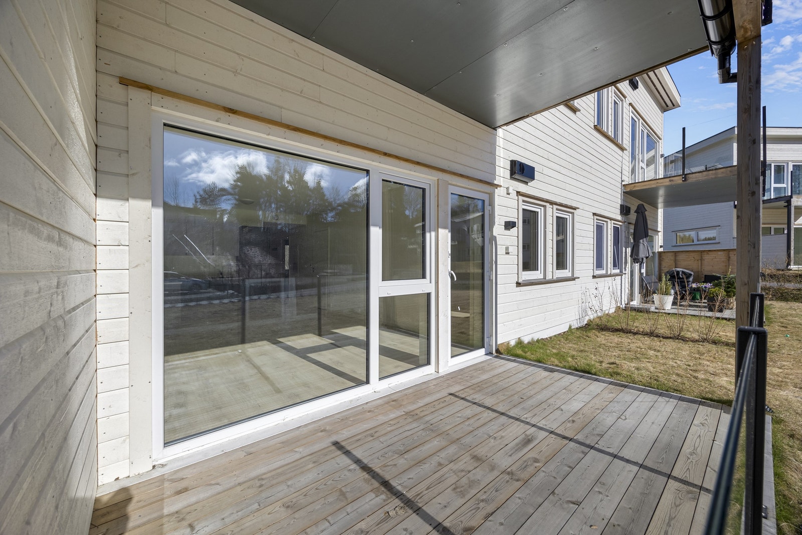 Fin uteplass og stort fellesareal med beplantning. Galleribilde