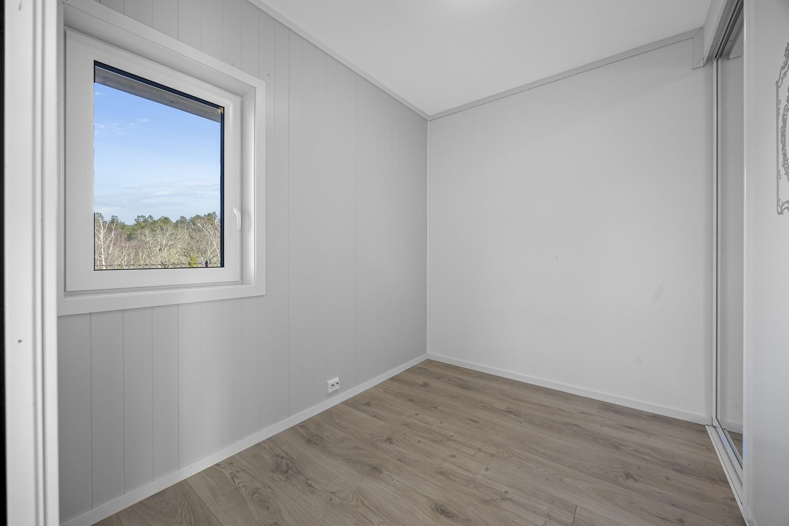 Soverom med skyvedørsgarderobe. Galleribilde