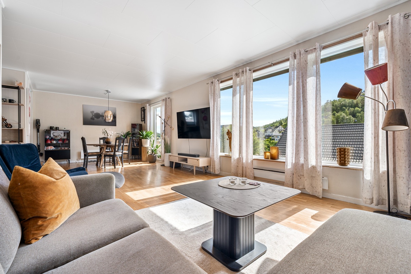 Lys og romslig stue med god plass til både sofagruppe og TV Galleribilde