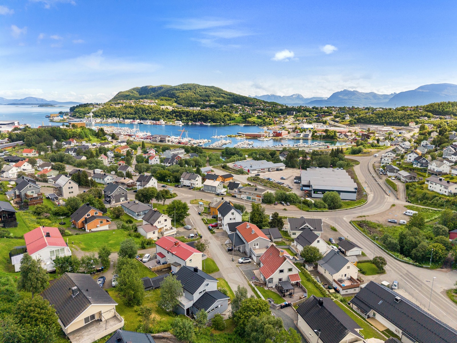 Boligen har kort vei til dagligvare, treningssenter, skoler og barnehager Galleribilde