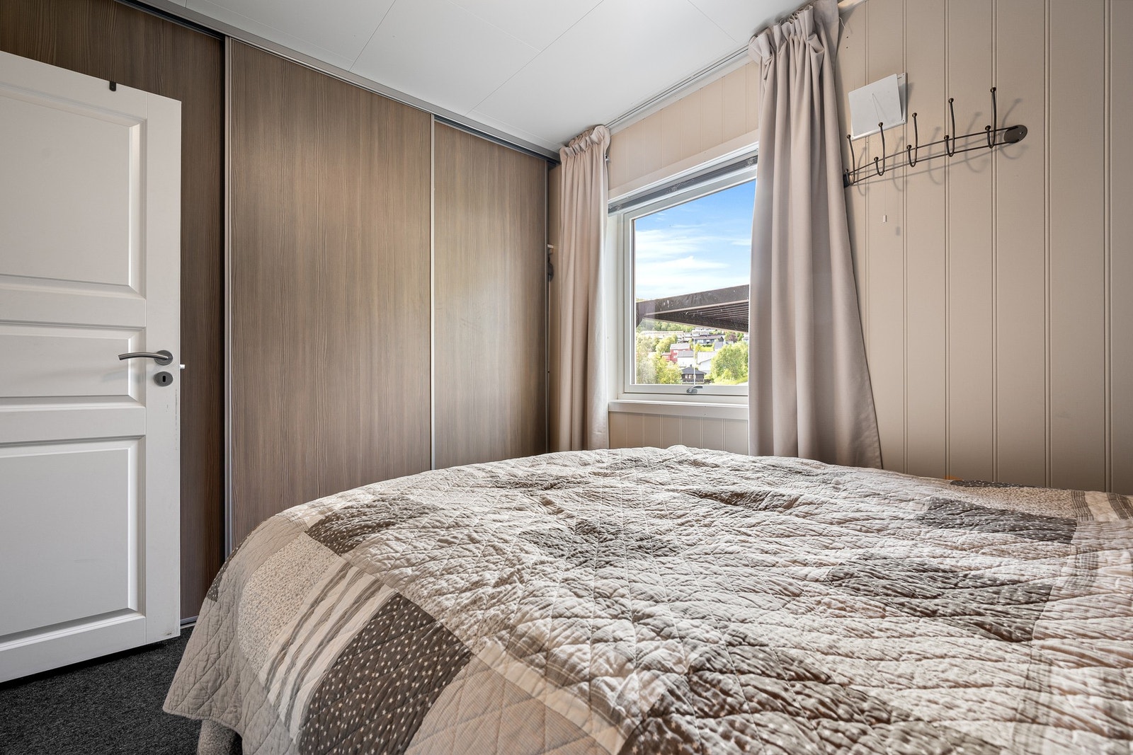Praktisk skyvedørsgarderobe på hovedsoverommet Galleribilde
