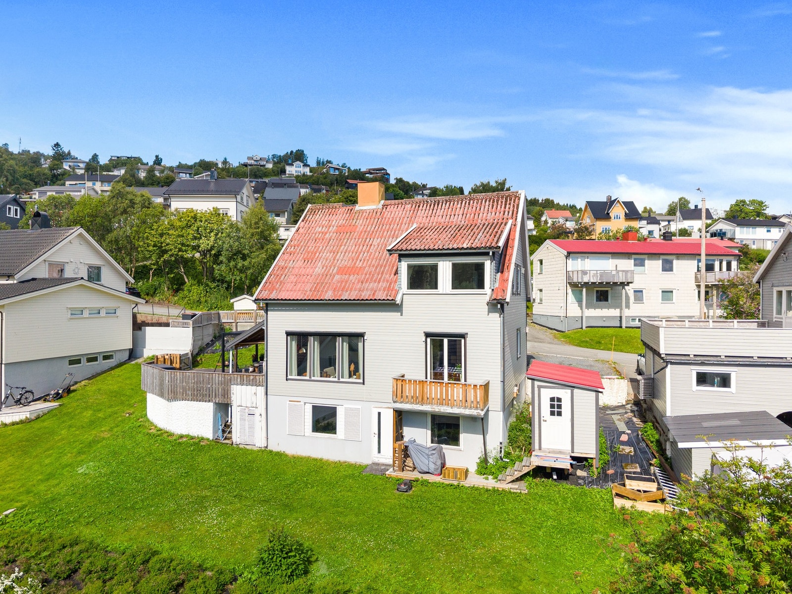 Boligen ligger sentralt til i Harstadbotn og fordeler seg over tre plan Galleribilde