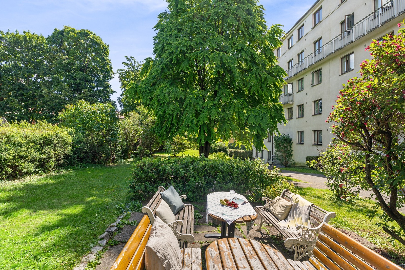 Bakgården er grønn og fin med sittegrupper. Galleribilde