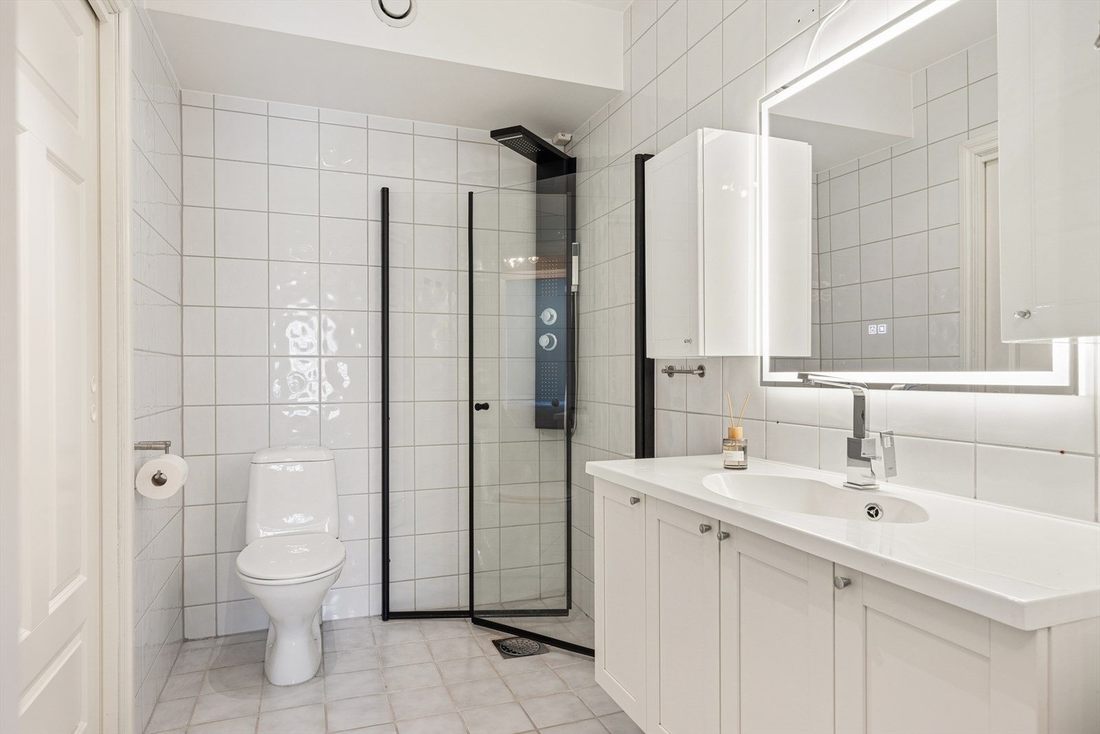 Flislagt baderom på 4,4m² og har flis på vegg og gulv med varmekabler. Dusjgarnityr og glassvegger er byttet i selgers eiertid. Galleribilde
