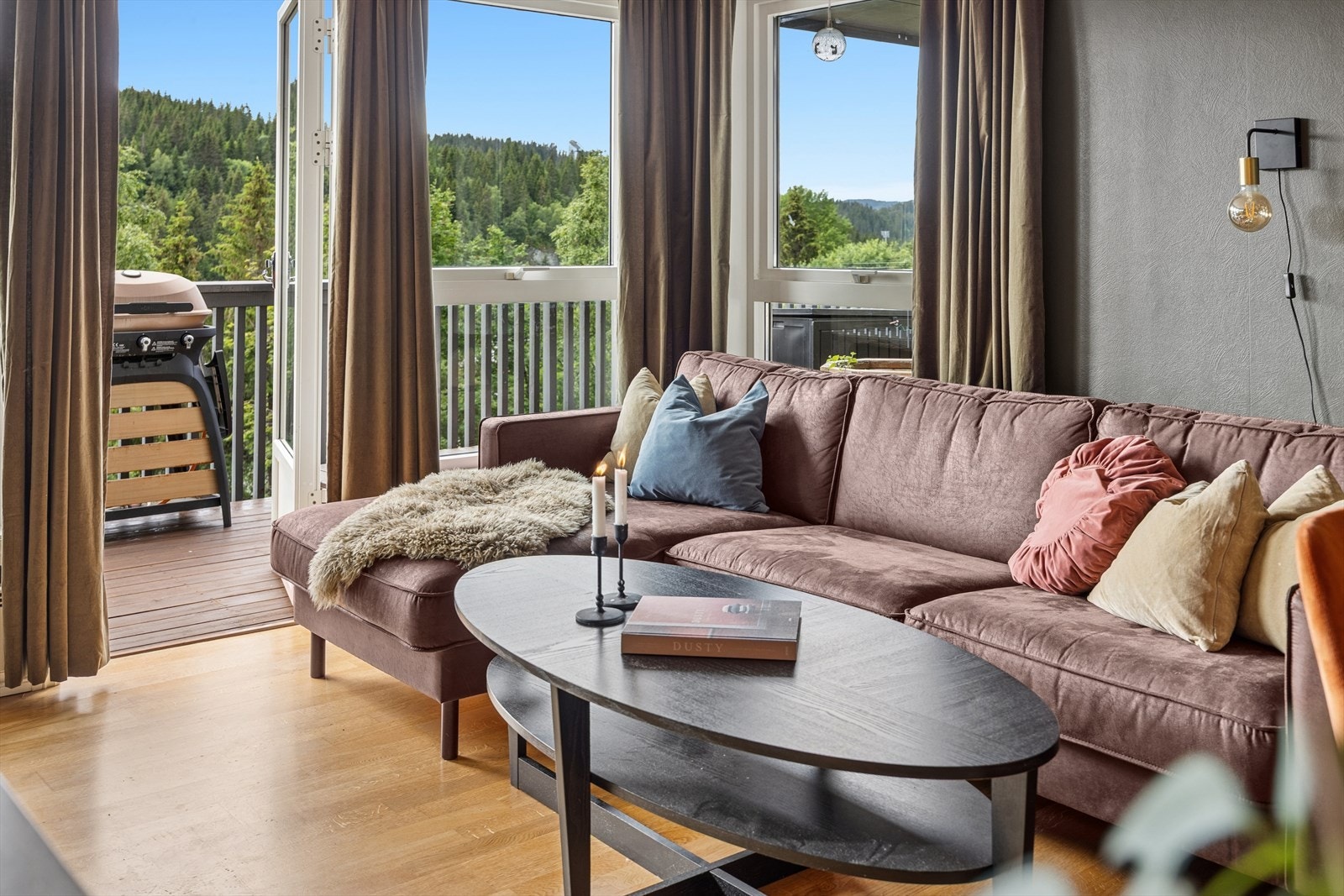 Utgang til veranda fra stue. Galleribilde
