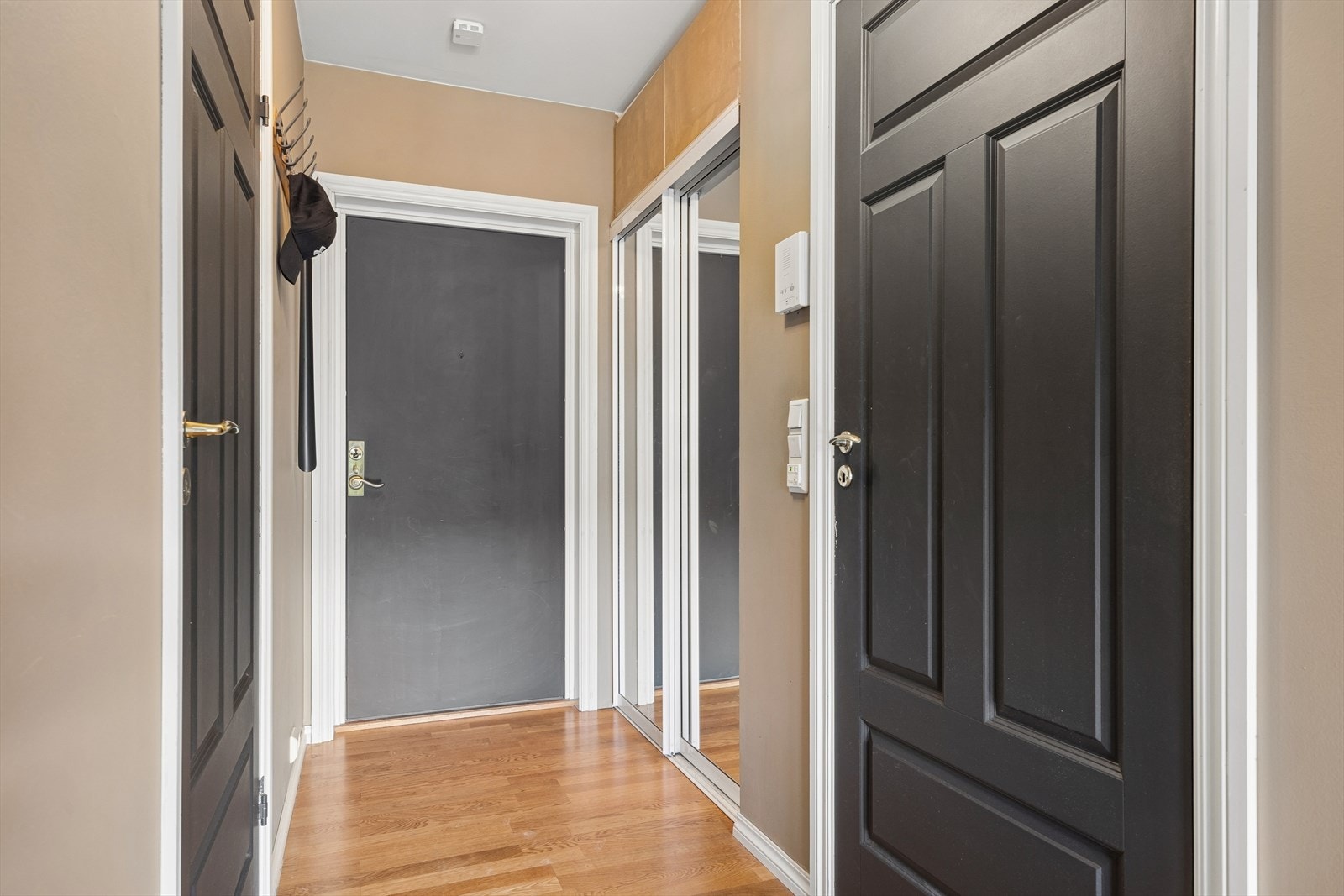 Entreen er på 4,8m² og har god oppbevaringsplass i skyvedørsgarderobe. Galleribilde