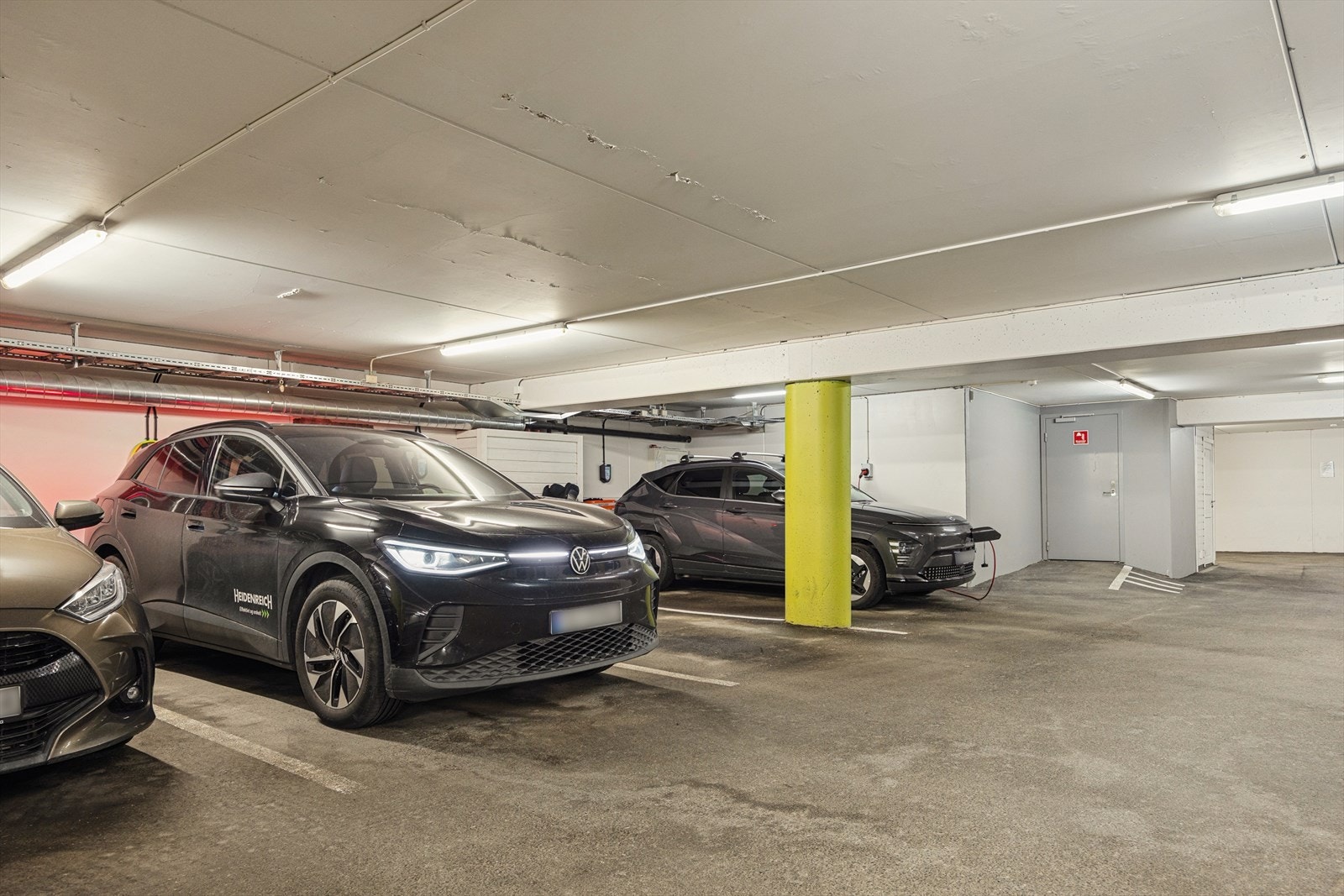 Fast garasjeplass som tilhører leiligheten. På garasjeplassen er det montert ladepunkt for elbil. Meget bra med gjesteparkering, hvorav 11 plasser under tak. Galleribilde