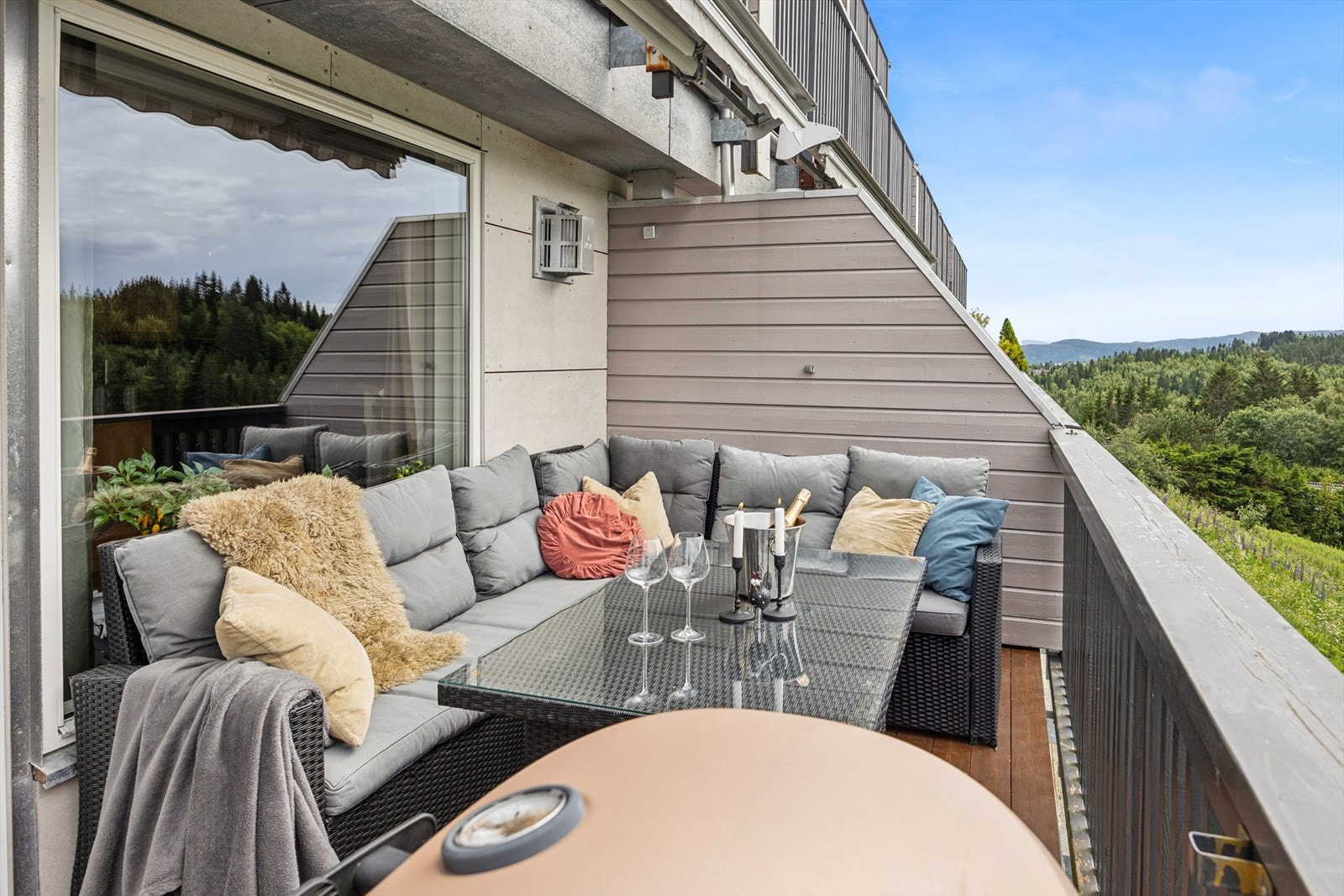 Uteplassen er på 35m² og har god plass til flere soner med utemøblement og grill. Det er eget gass-uttak på terrassen for tilkobling til gassgrill. Galleribilde