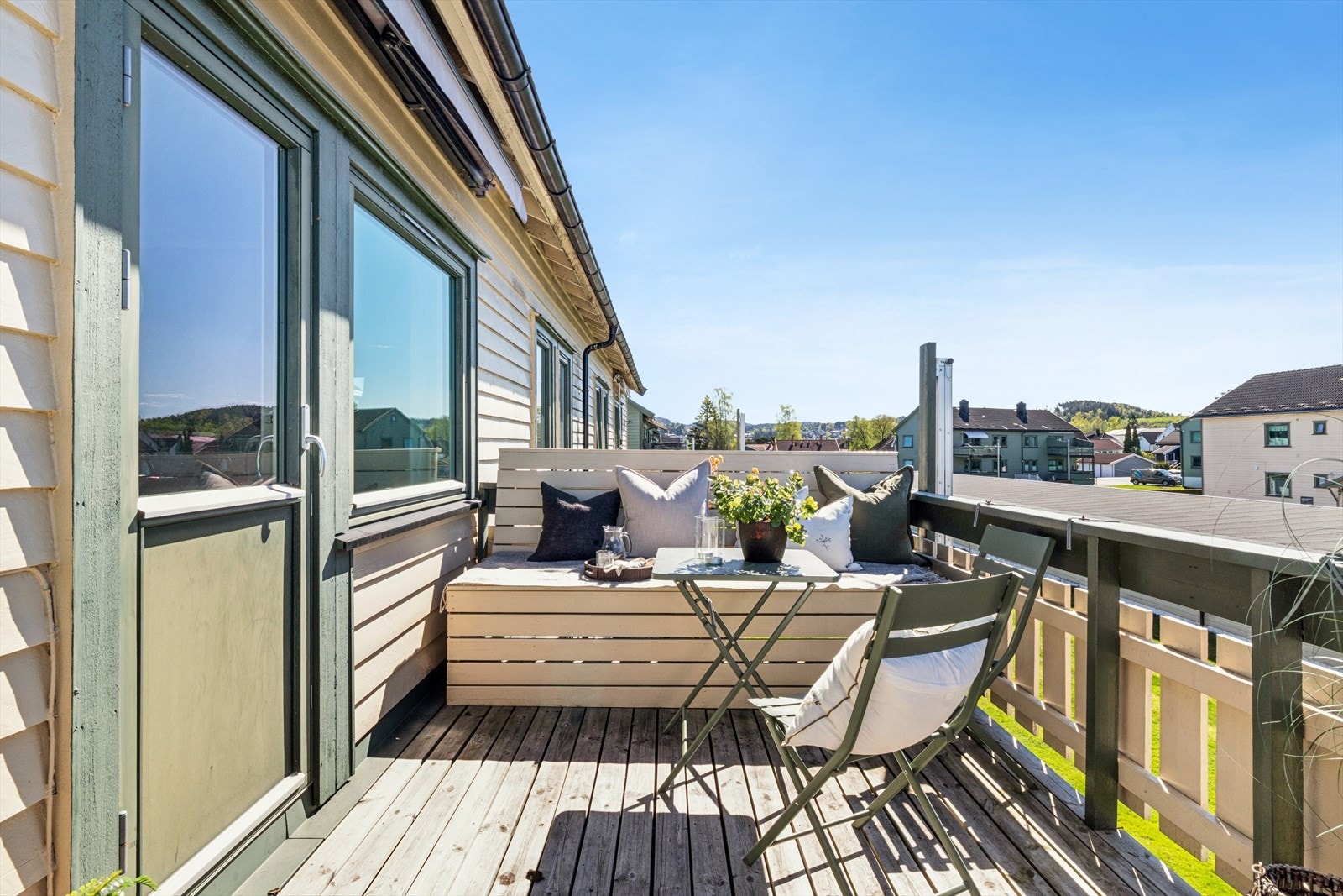 Den sørvestvendte verandaen på cirka 10 m² er en fin forlengelse av stuen, med plassbygget benk og rom for en sittegruppe. Galleribilde