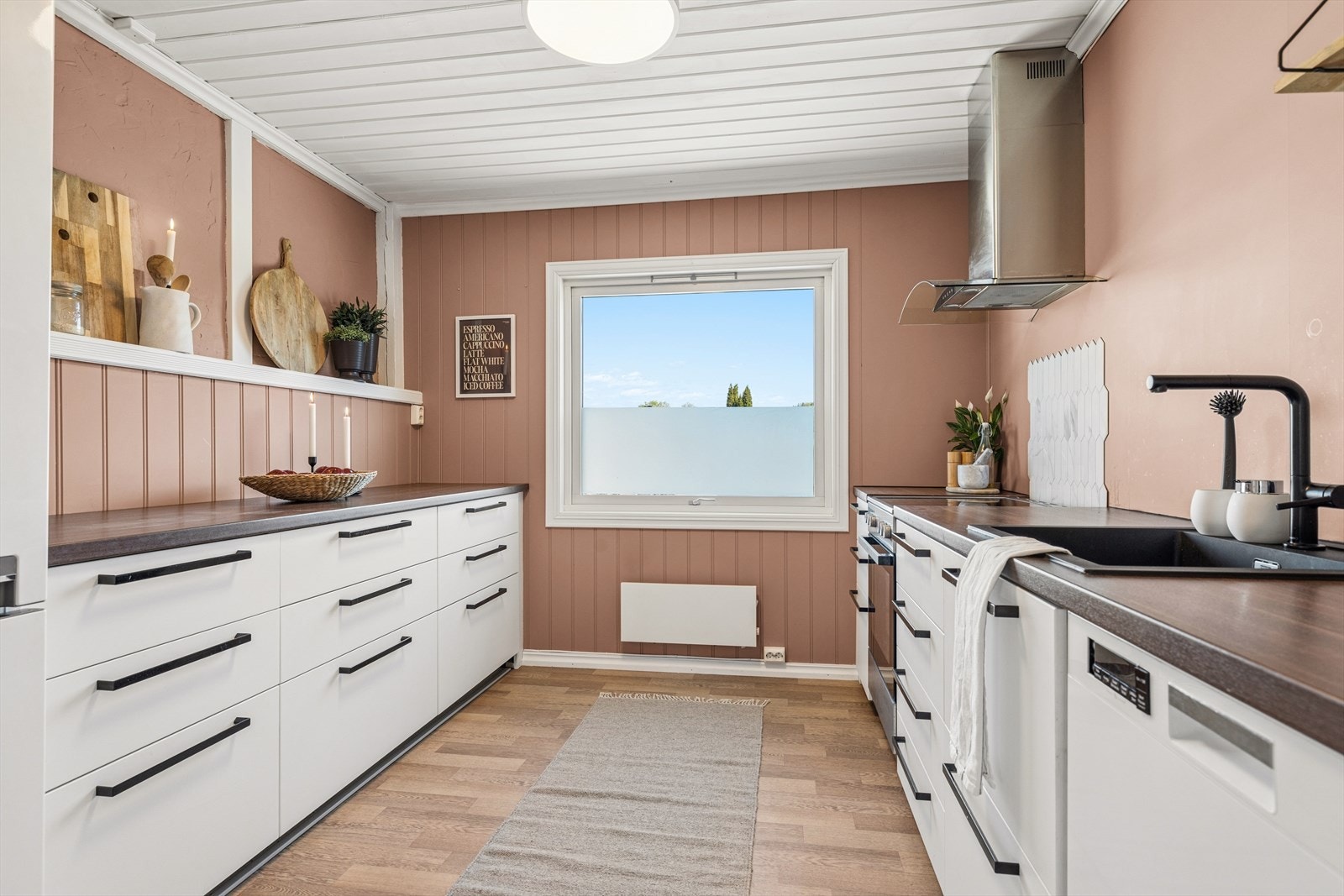 Romslig kjøkken med slette fronter og laminert benkeplate. Galleribilde