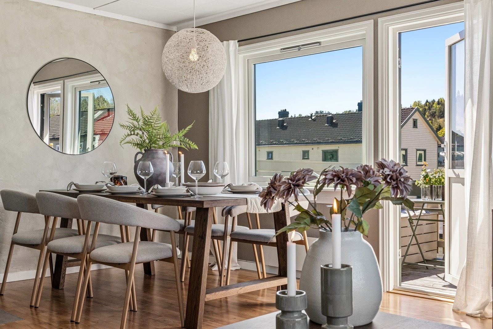 Herfra er utgang til verandaen gjennom en terrassedør fra 2015. Galleribilde