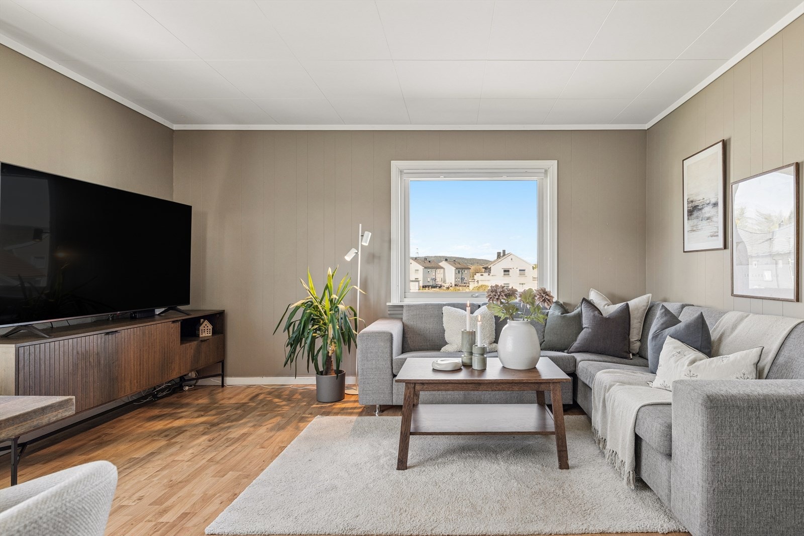 Stuen har plass til en romslig sofagruppe. Vinduene i leiligheten er fra 2010 og 2015. Galleribilde