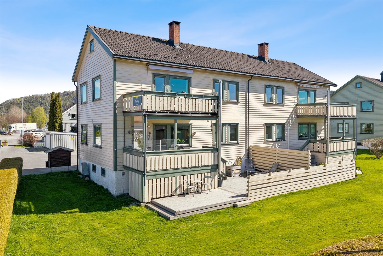 Borettslaget har en sentral beliggenhet med gangavstand til butikker, skoler og sentrum. Nærmeste busstopp er kun få hundre meter unna. Galleribilde