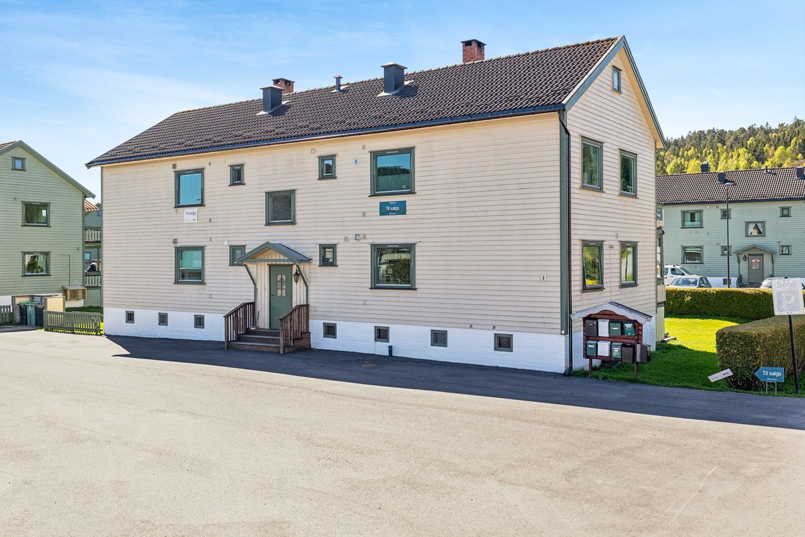Bygningen er en firemannsbolig fra 1955. Leiligheten har to boder, en i kjeller og en på loft. Parkeringsplasser like utenfor, lademulighet for elbil og vaskeplass ved siden av garasjeanlegget. Galleribilde