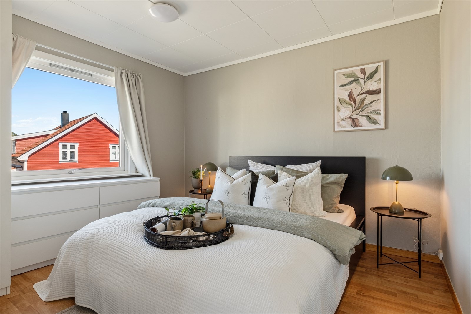 Det andre soverommet er også av god størrelse, med plass til seng og oppbevaringsmøbler. Galleribilde
