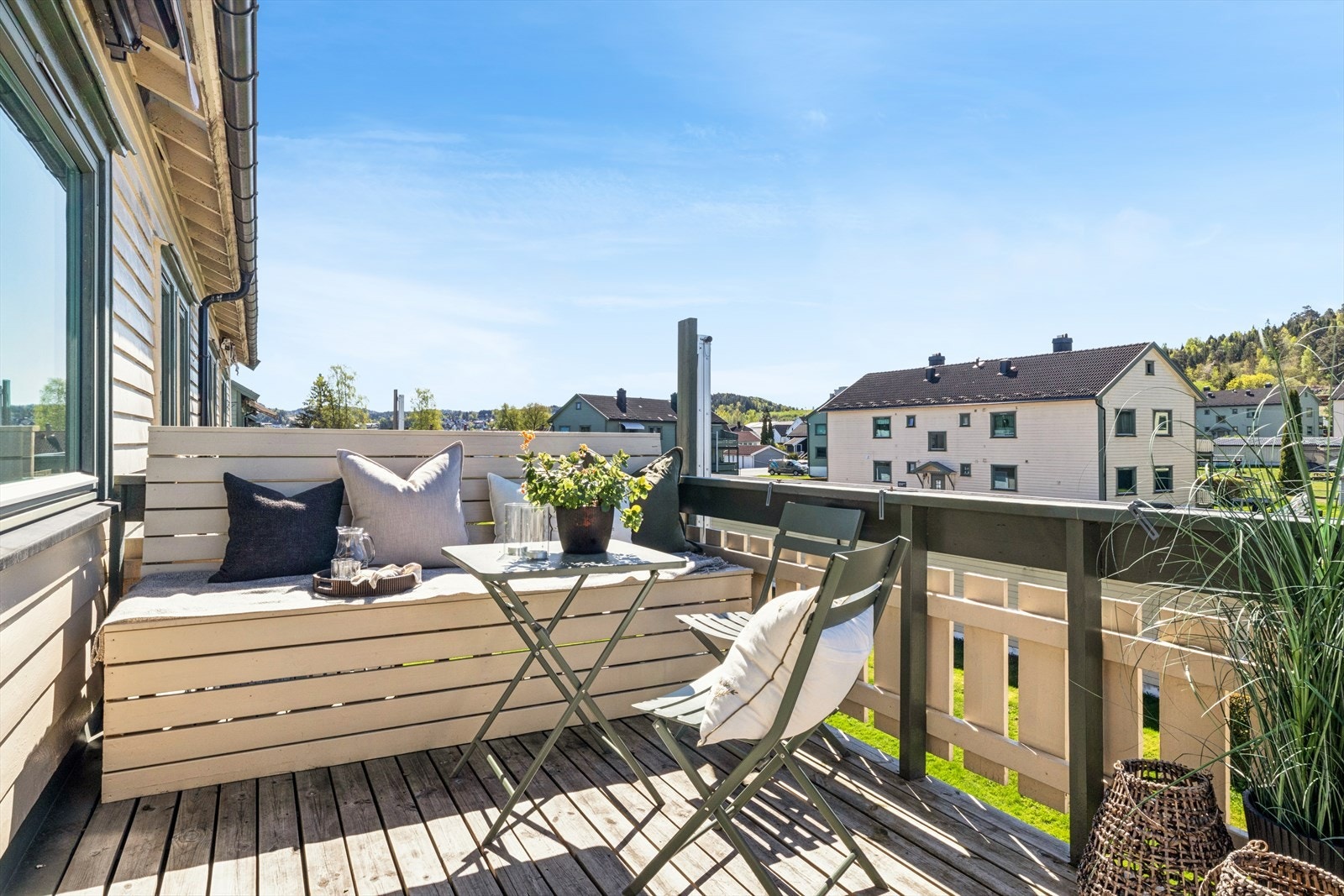 Verandaen byr på gode solforhold i et hyggelig uterom med mye luft mellom bebyggelsen til borettslaget. Galleribilde