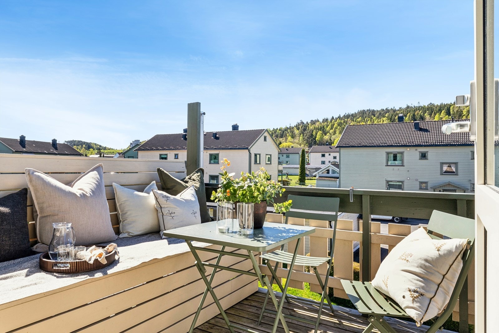 Hyggelig uteplass med gode solforhold - Fine turområder. Galleribilde