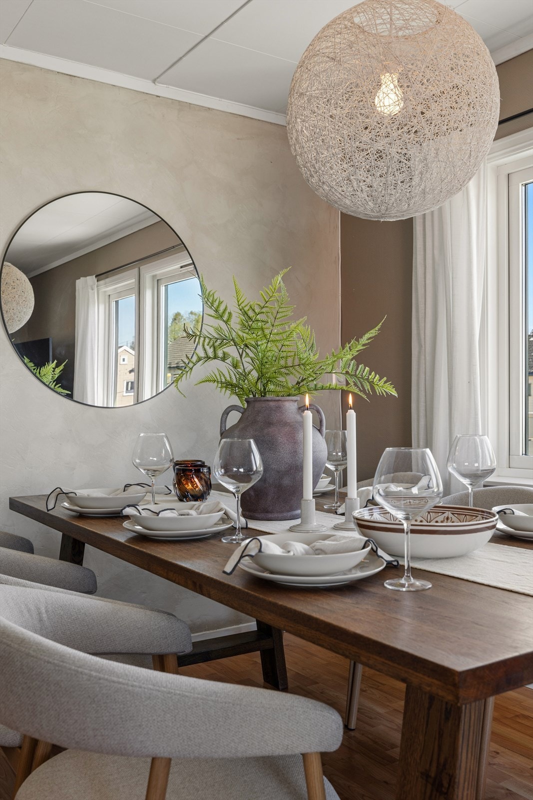Det er god plass til en egen spisesone i stuen. Galleribilde