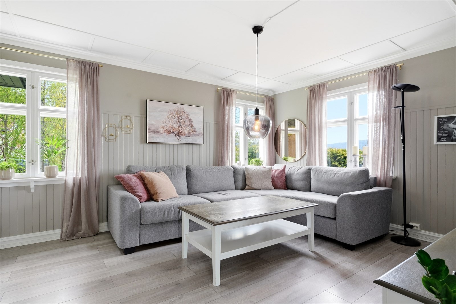 Vinduene slipper inn godt med lys. Galleribilde