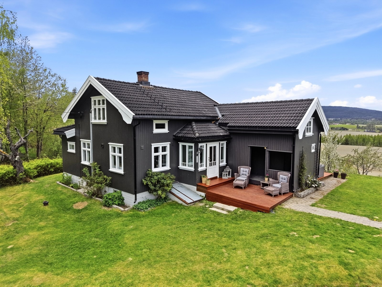 Flott opparbeidet rundt boligen og med flere fine uteplasser. Galleribilde