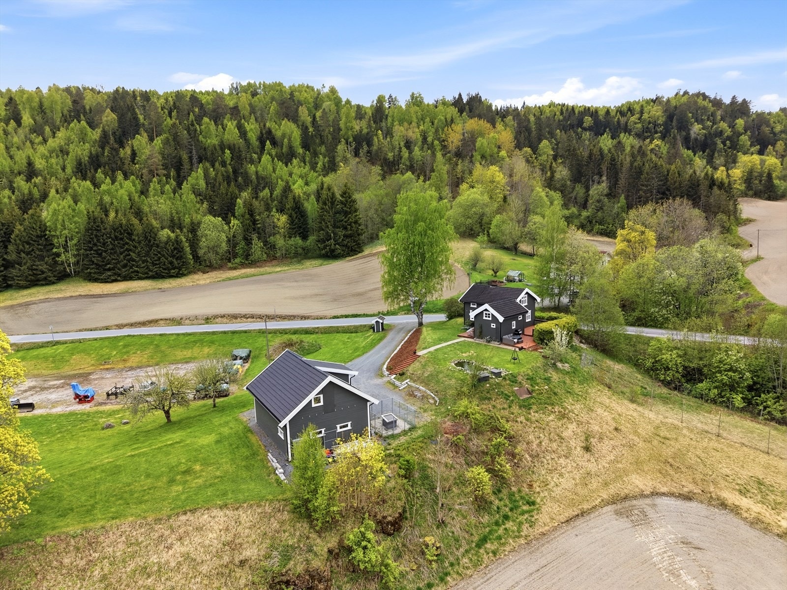 Sjarmerende eldre hus og romslig dobbelgarasje omringet av flott landskap. Galleribilde