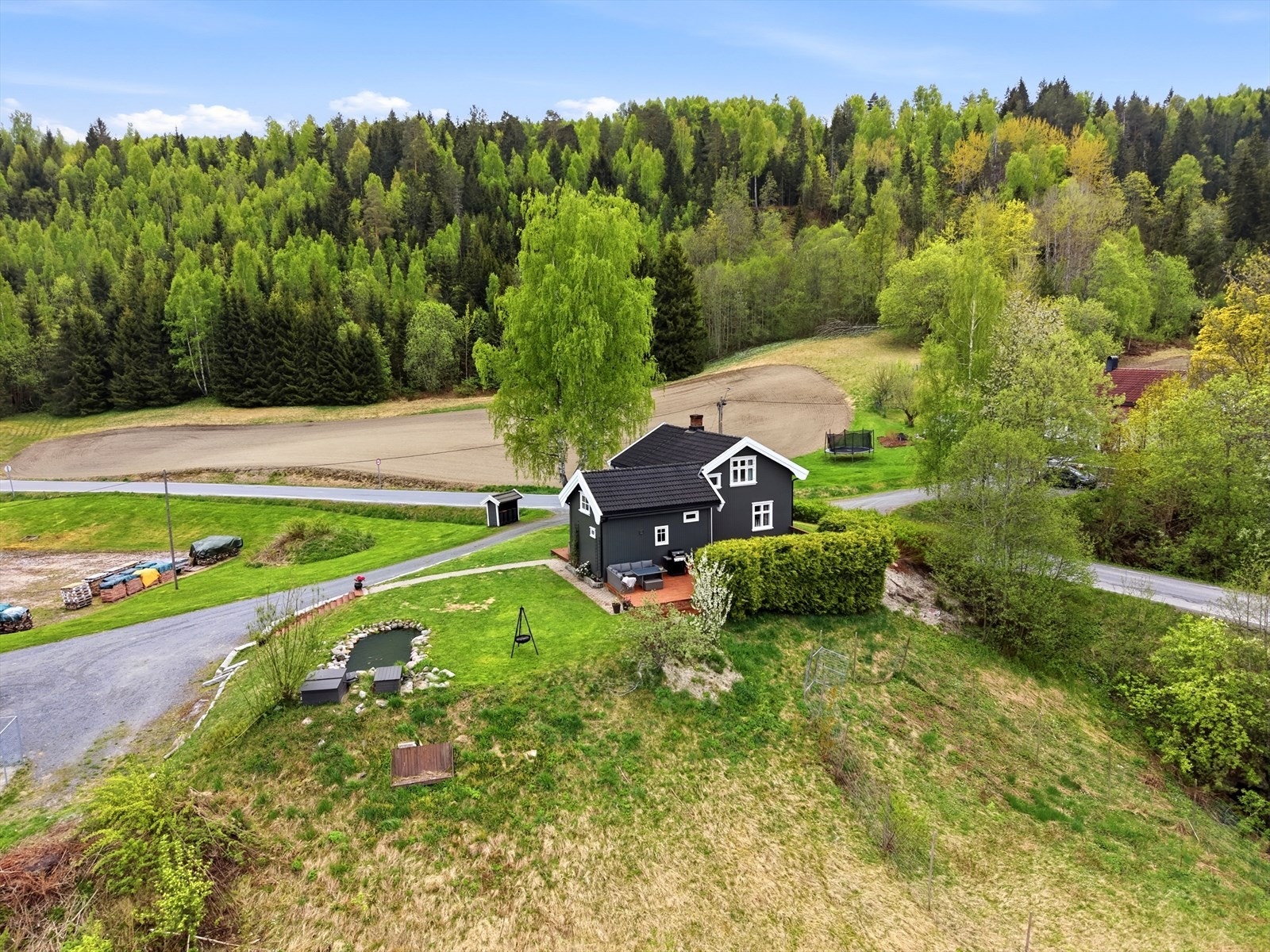 Sjelden og landlig eiendom med fantastisk utsikt og lang solgang. Galleribilde