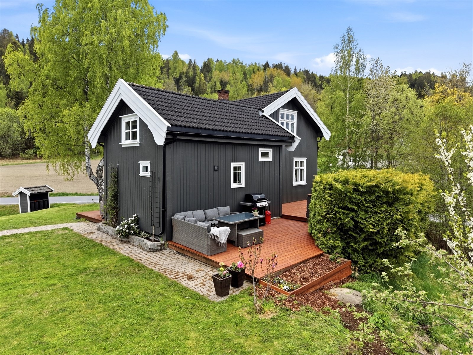 Boligen ligger solfylt til med gode solforhold. Galleribilde